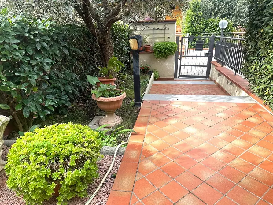 Immagine 30 di Villetta a schiera in vendita  a Campi Bisenzio