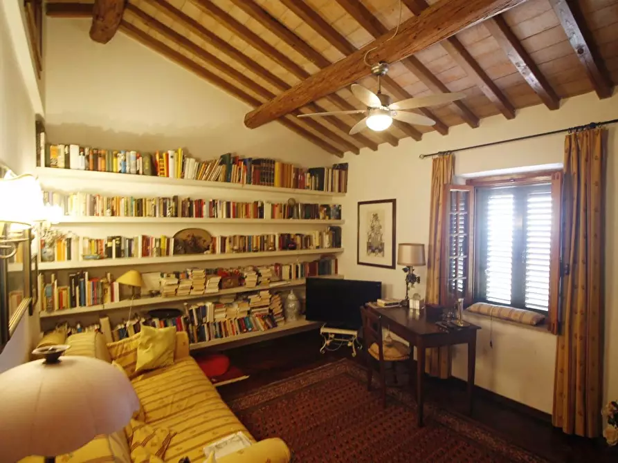 Immagine 22 di Casa colonica in vendita  a Vinci