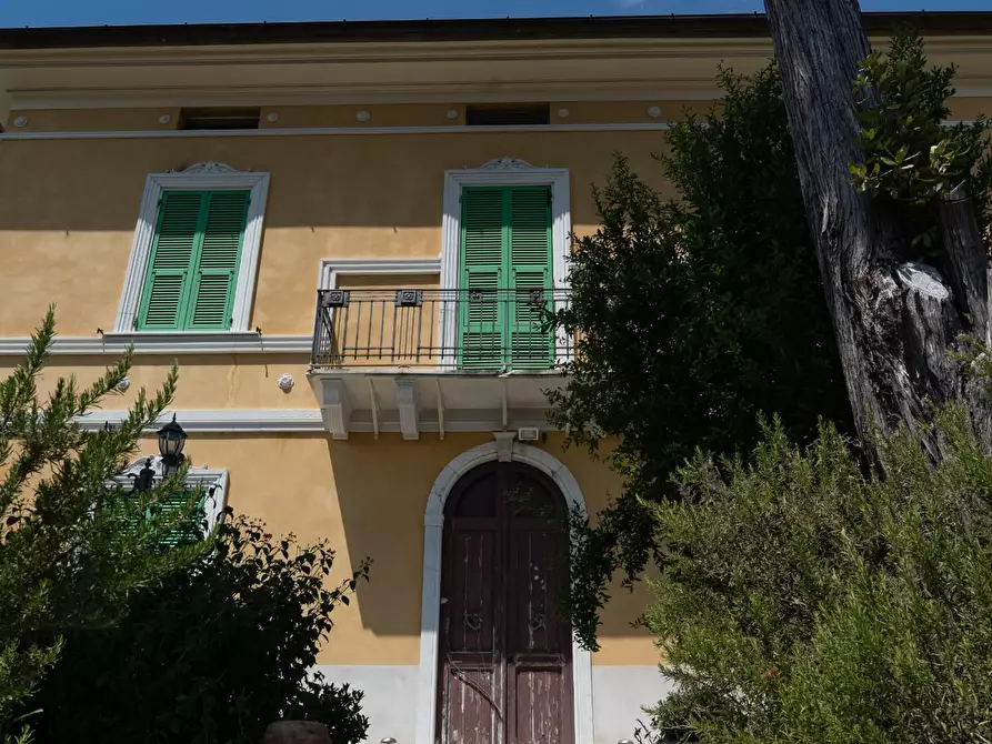 Immagine 1 di Casa trifamiliare in vendita  a La Spezia