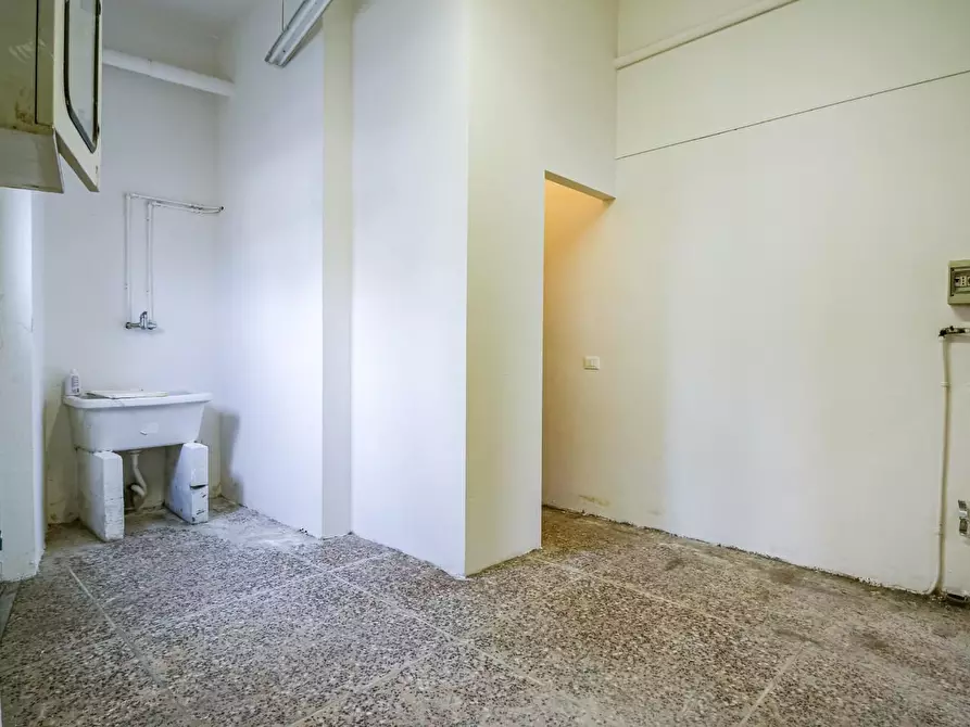 Immagine 11 di Locale commerciale in affitto  a Pisa