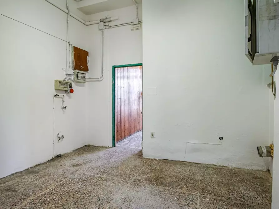 Immagine 12 di Locale commerciale in affitto  a Pisa