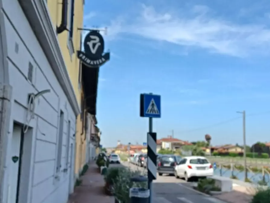 Immagine 2 di Negozio in vendita  a Gaggiano