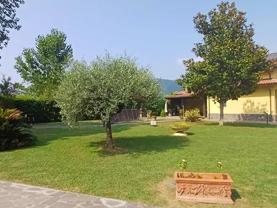 Immagine 38 di Villa in vendita  a Carrara