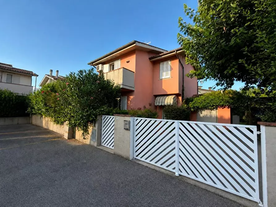 Immagine 2 di Villa in vendita  a Lucca