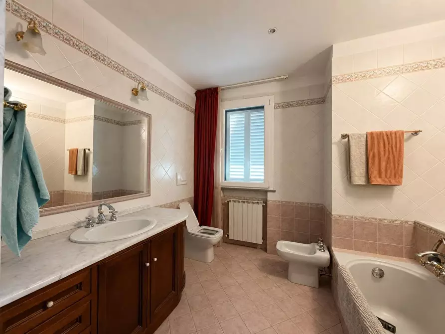 Immagine 36 di Villa in vendita  a Lucca