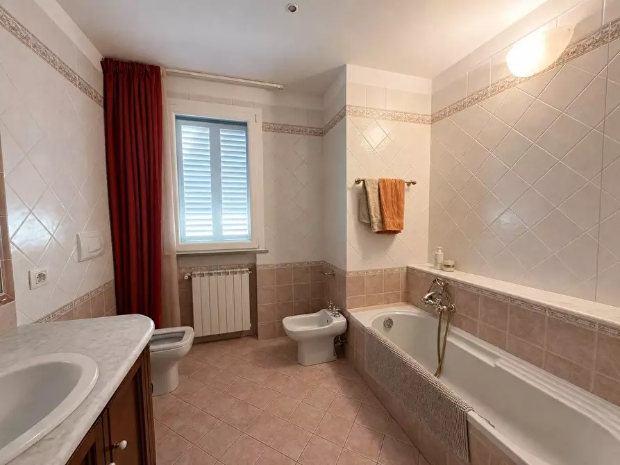 Immagine 35 di Villa in vendita  a Lucca