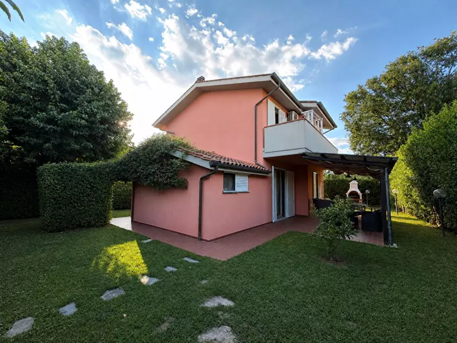 Immagine 1 di Villa in vendita  a Lucca