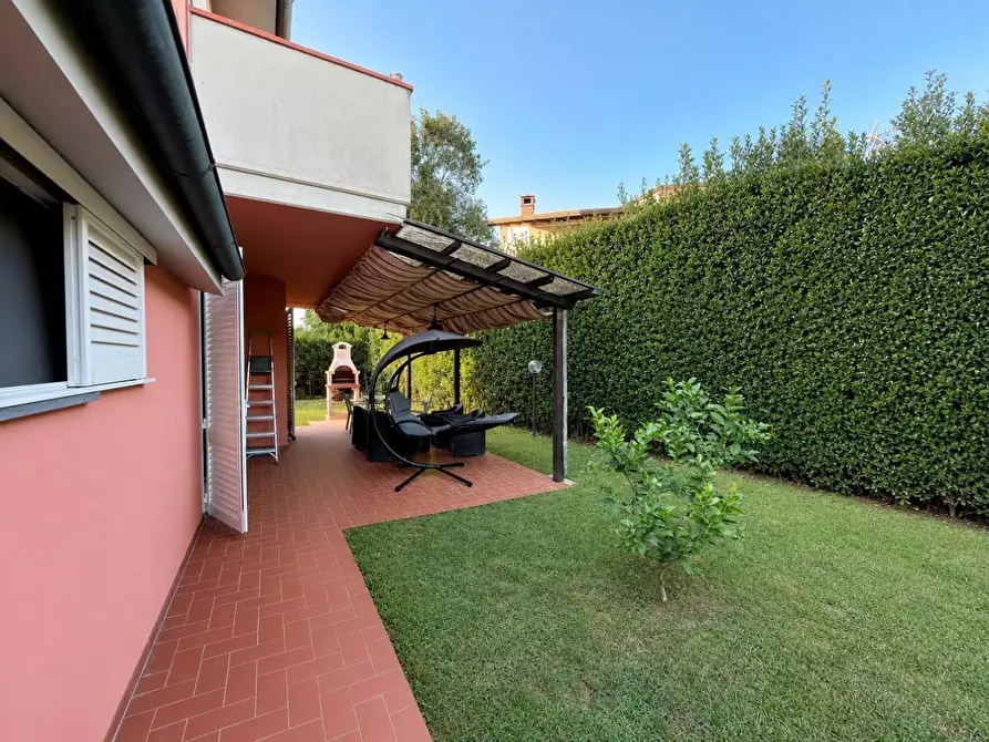 Immagine 4 di Villa in vendita  a Lucca