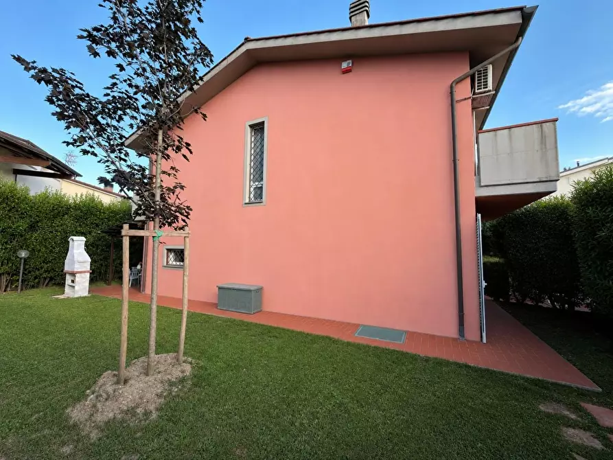 Immagine 8 di Villa in vendita  a Lucca