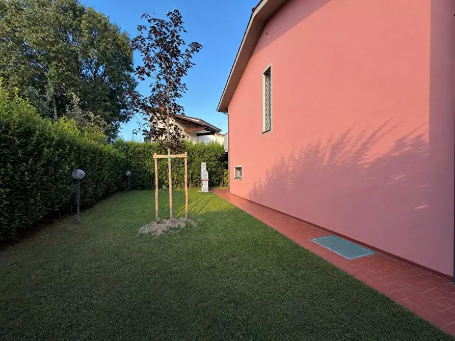 Immagine 7 di Villa in vendita  a Lucca