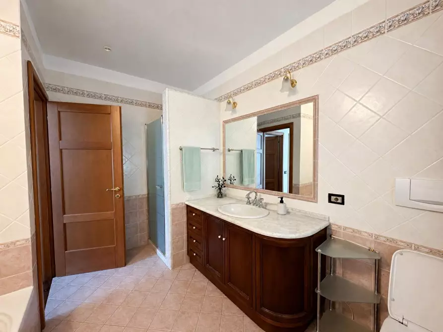 Immagine 34 di Villa in vendita  a Lucca