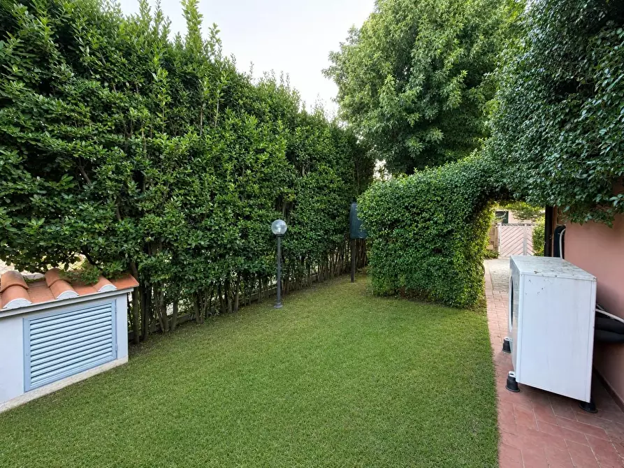 Immagine 5 di Villa in vendita  a Lucca