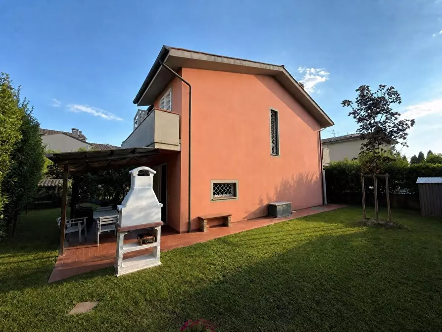 Immagine 9 di Villa in vendita  a Lucca