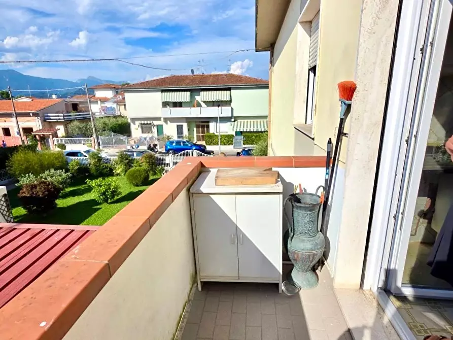 Immagine 10 di Appartamento in vendita  a Viareggio