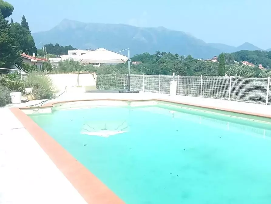 Immagine 2 di Villa in vendita  a Massarosa