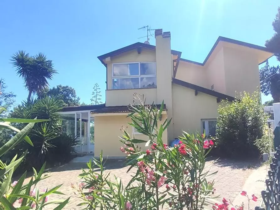 Immagine 1 di Villa in vendita  a Massarosa