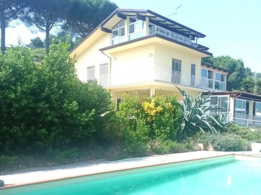 Immagine 12 di Villa in vendita  a Massarosa