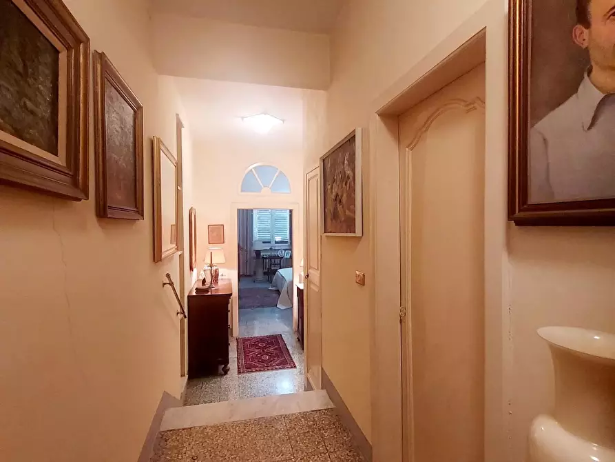 Immagine 40 di Appartamento in vendita  a Lucca