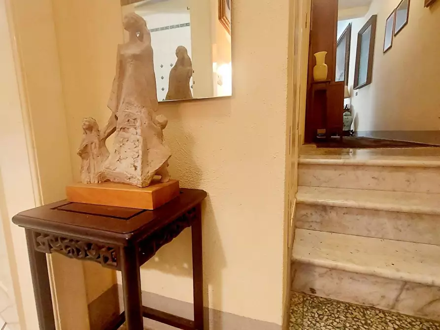 Immagine 38 di Appartamento in vendita  a Lucca