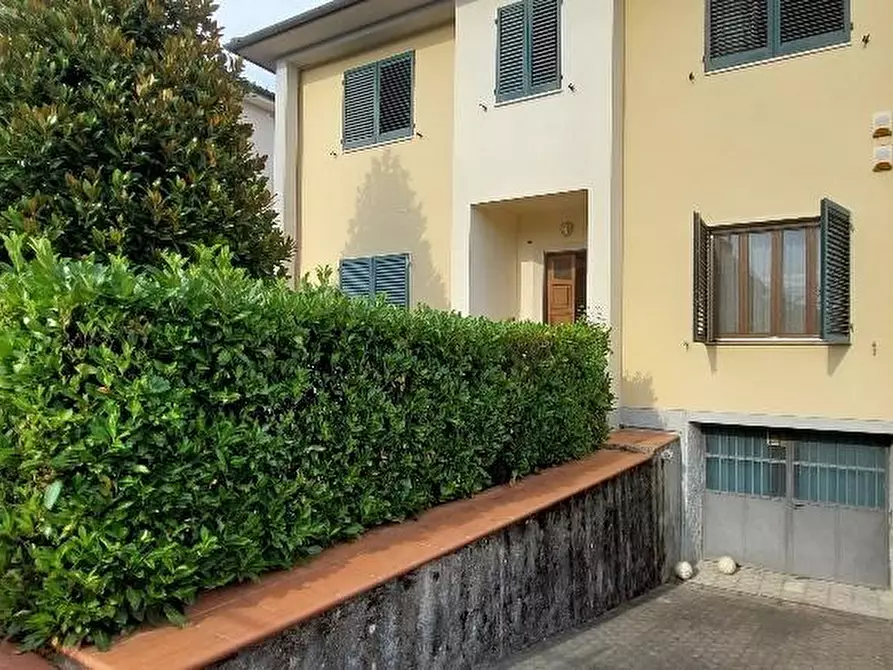 Immagine 1 di Casa bifamiliare in vendita  a Pistoia
