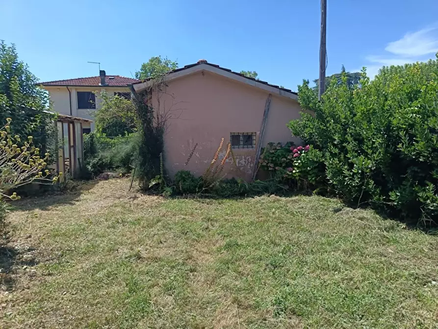 Immagine 13 di Appartamento in vendita  a Lucca