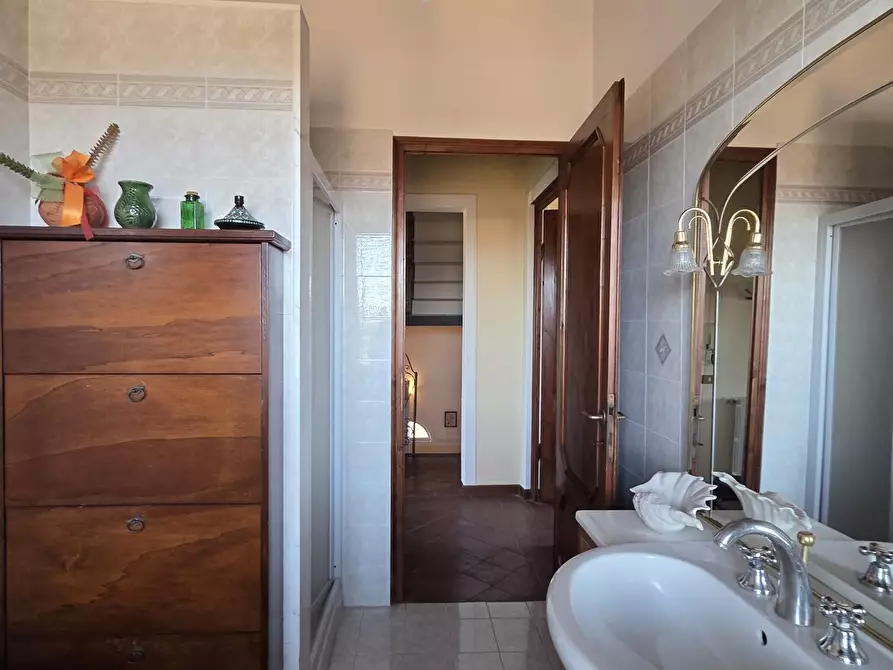 Immagine 49 di Villa in vendita  a Capannori