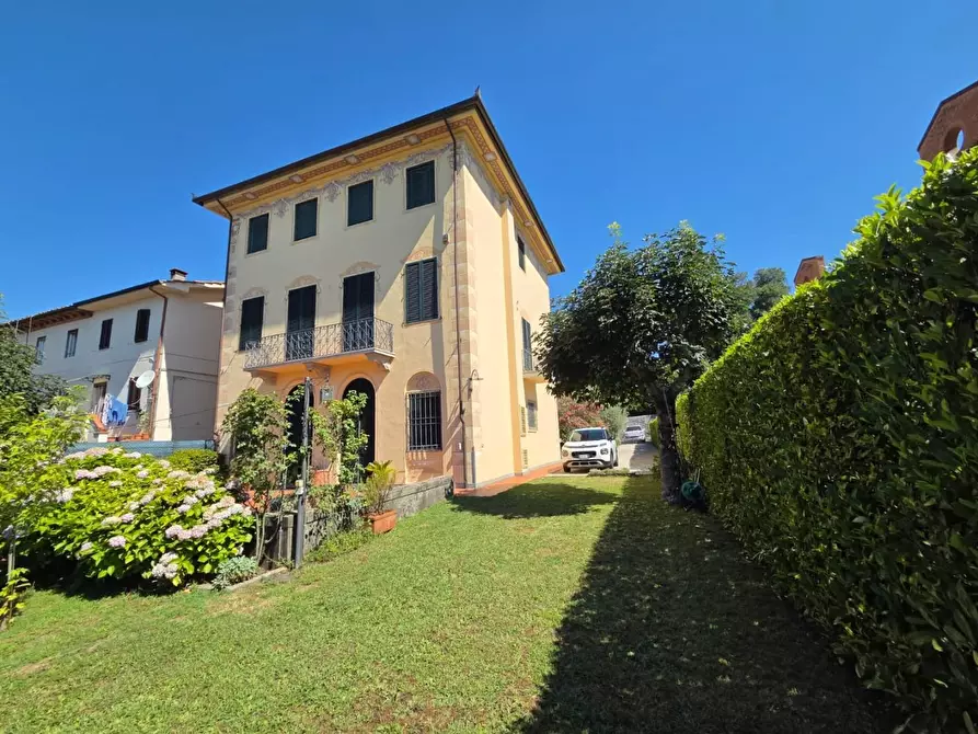 Immagine 71 di Villa in vendita  a Capannori