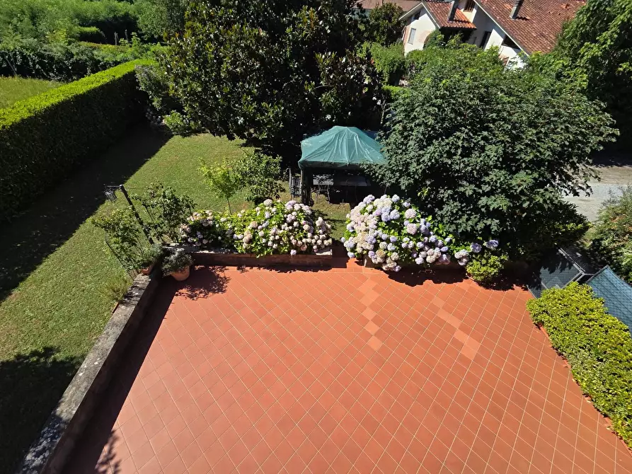 Immagine 28 di Villa in vendita  a Capannori