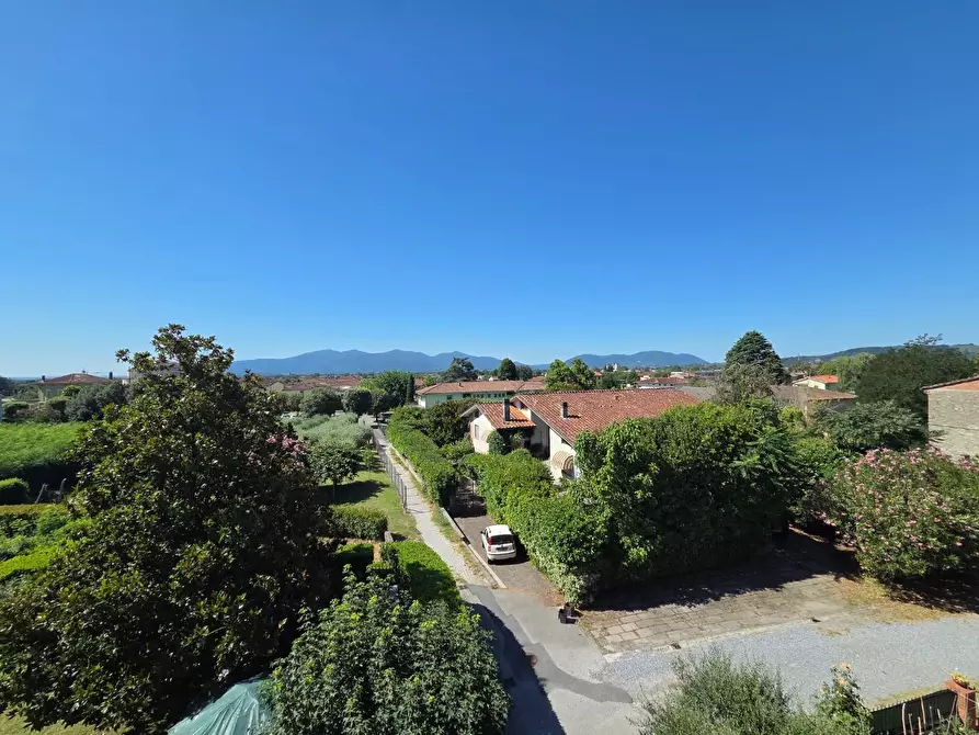 Immagine 42 di Villa in vendita  a Capannori
