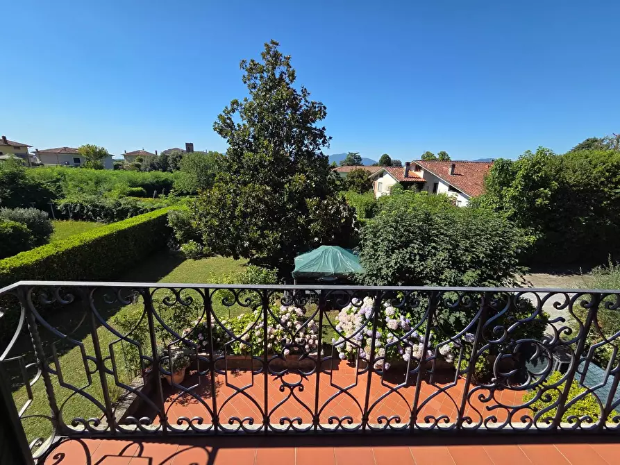 Immagine 27 di Villa in vendita  a Capannori