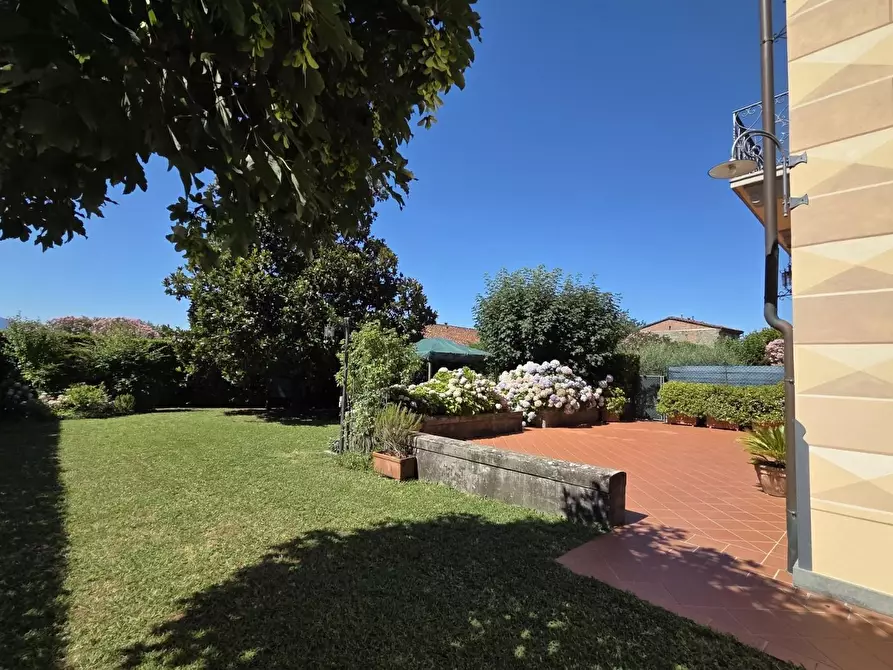 Immagine 62 di Villa in vendita  a Capannori