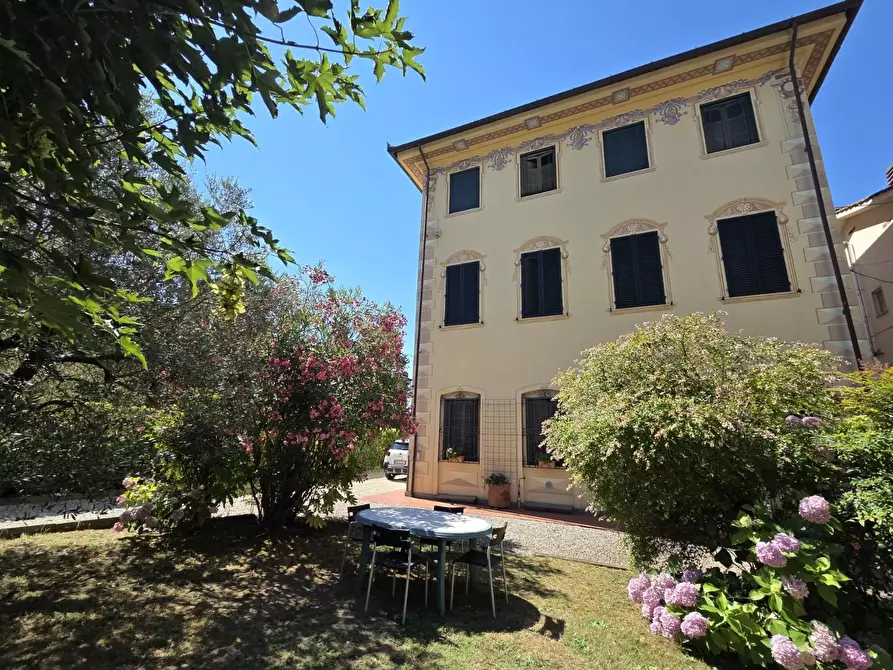 Immagine 61 di Villa in vendita  a Capannori