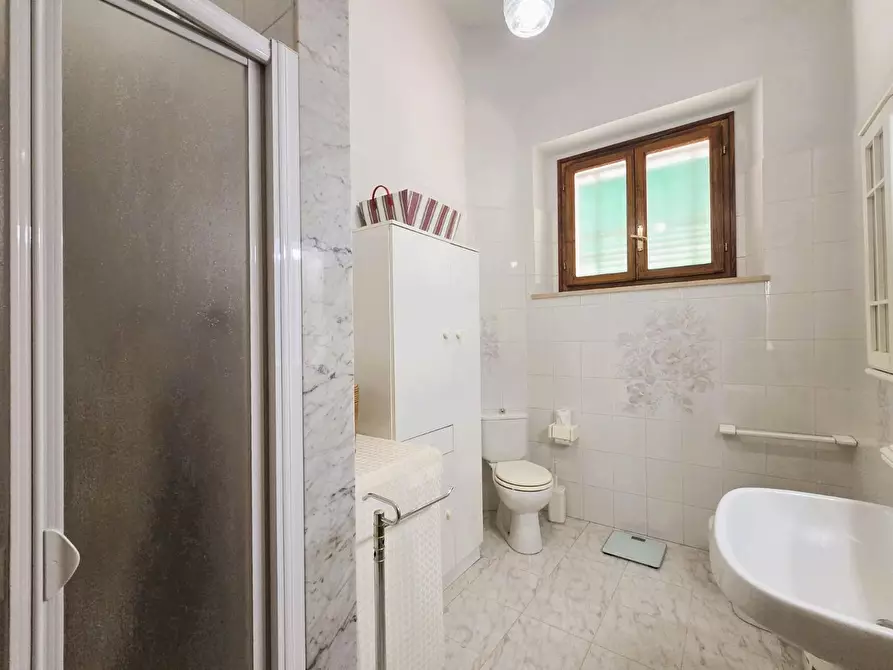 Immagine 11 di Villa in vendita  a Capannori