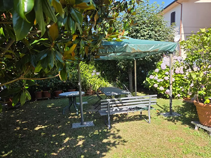 Immagine 66 di Villa in vendita  a Capannori