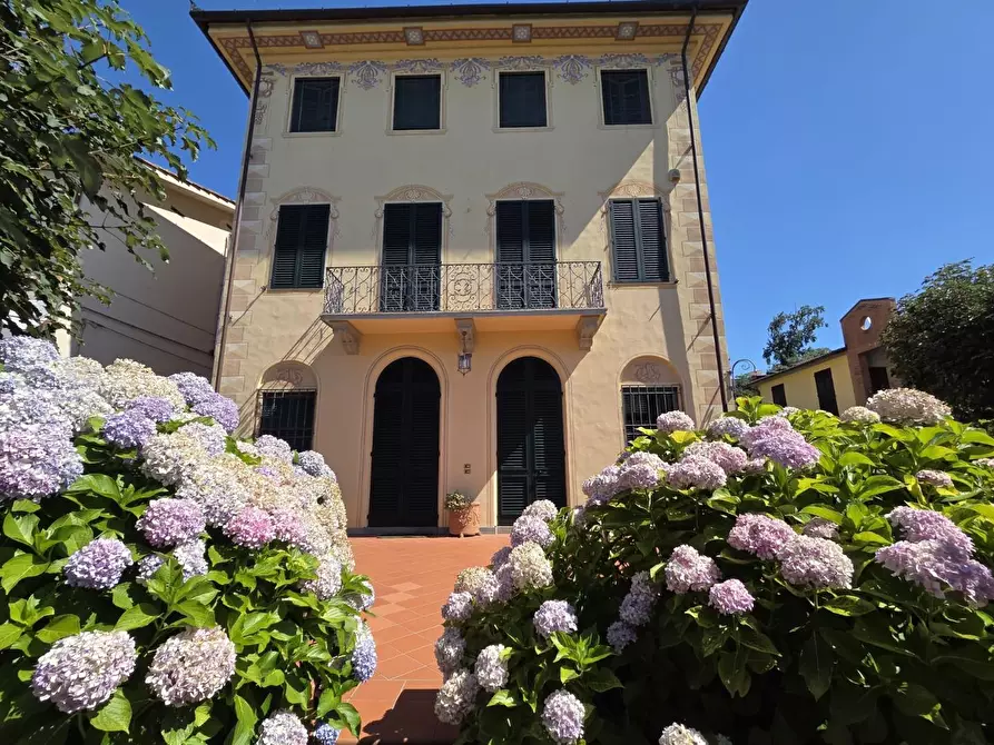 Immagine 69 di Villa in vendita  a Capannori