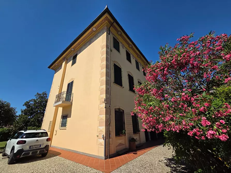 Immagine 60 di Villa in vendita  a Capannori