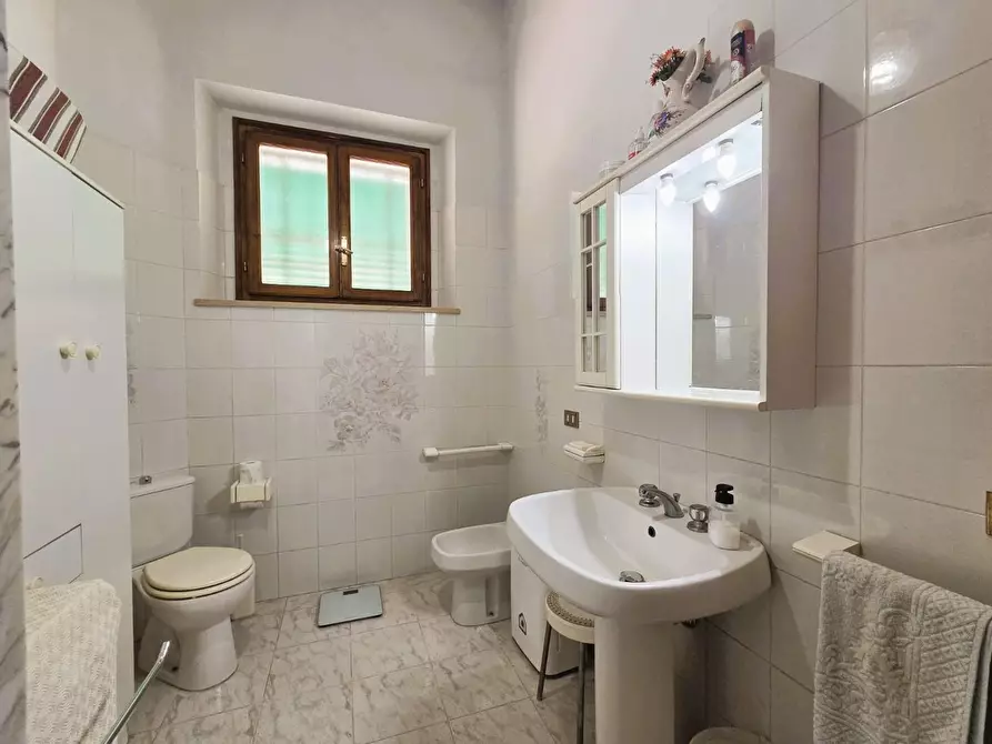 Immagine 10 di Villa in vendita  a Capannori
