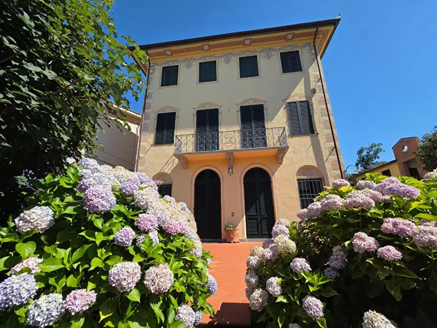 Immagine 1 di Villa in vendita  a Capannori