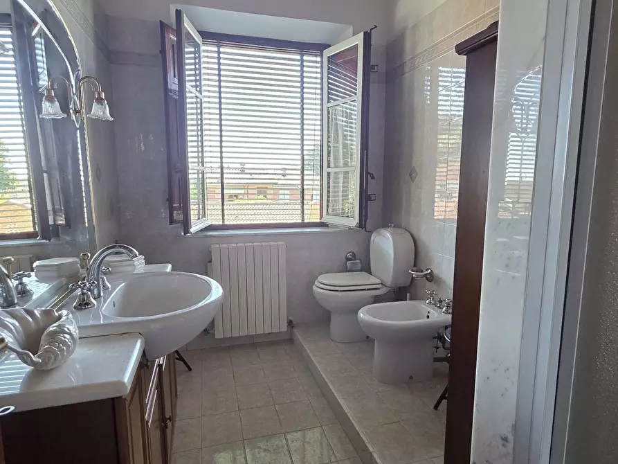 Immagine 48 di Villa in vendita  a Capannori