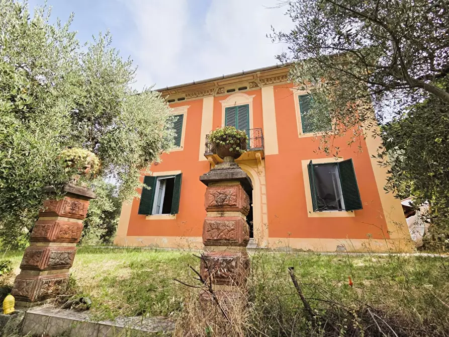 Immagine 1 di Villa in vendita  a Lucca