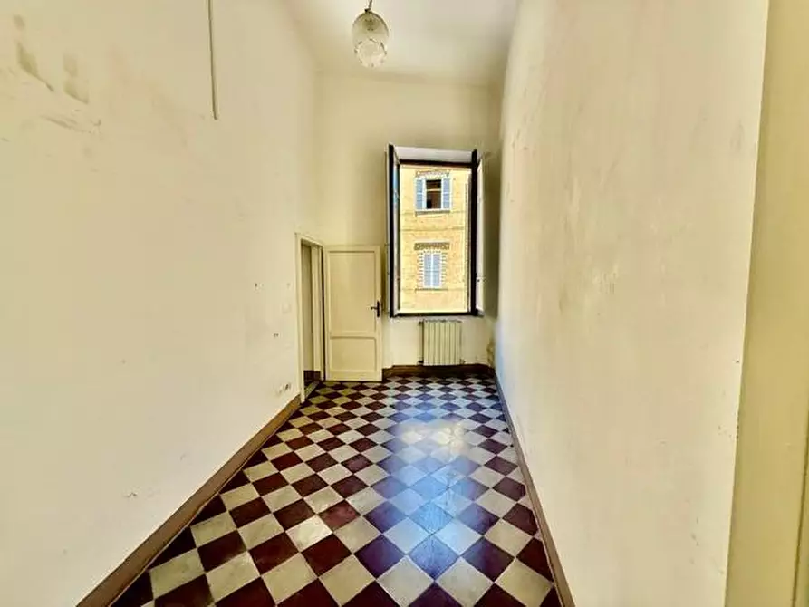 Immagine 21 di Appartamento in vendita  a Siena