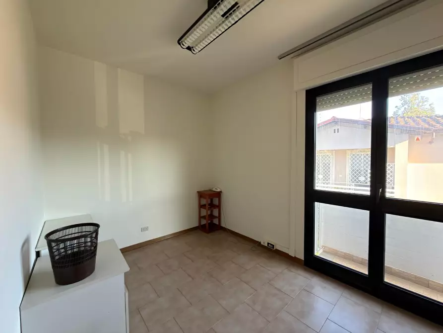 Immagine 7 di Ufficio in affitto  a Lucca