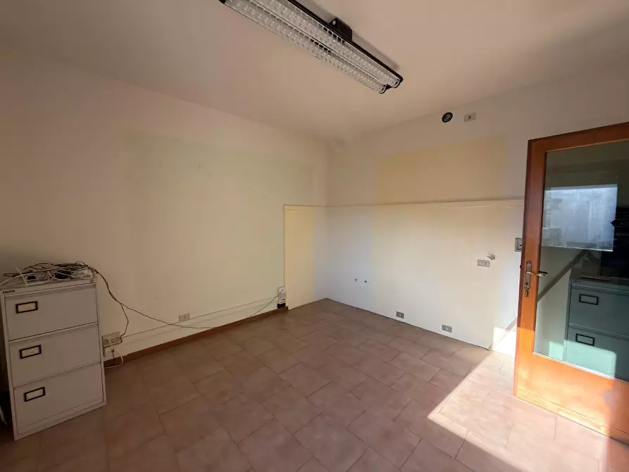 Immagine 16 di Ufficio in affitto  a Lucca