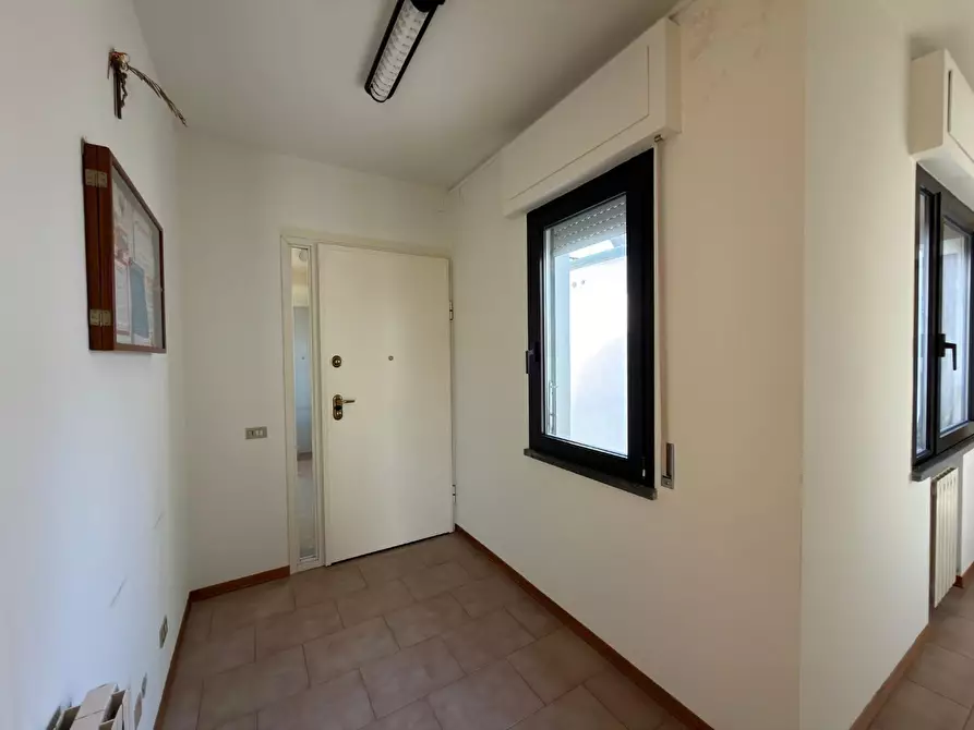 Immagine 12 di Ufficio in affitto  a Lucca