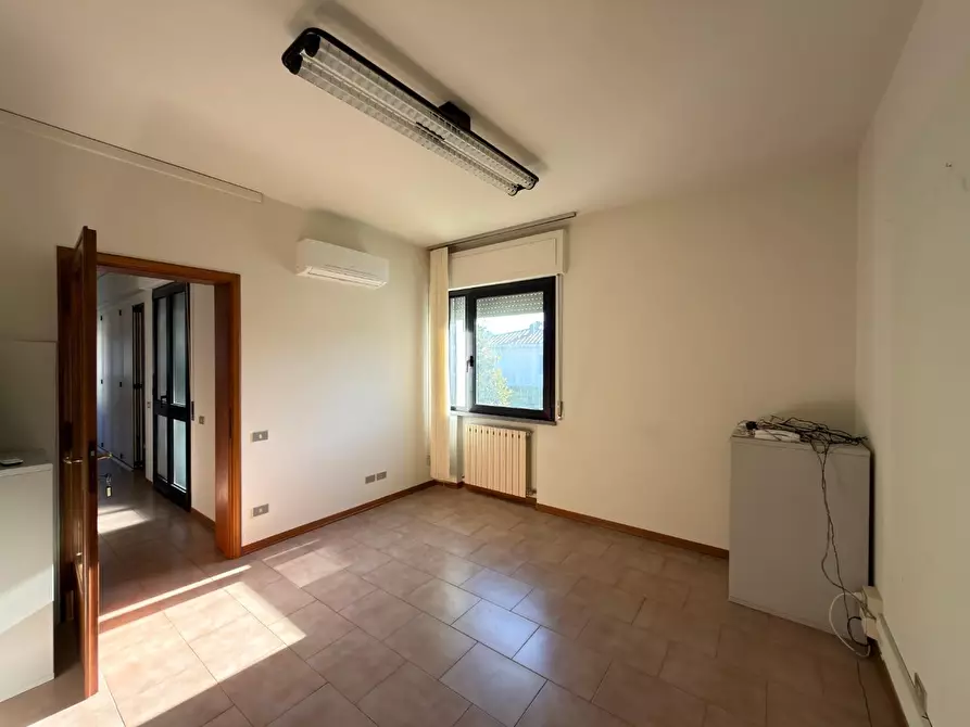 Immagine 14 di Ufficio in affitto  a Lucca