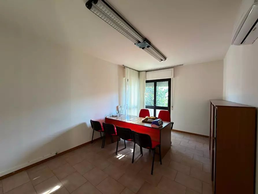 Immagine 4 di Ufficio in affitto  a Lucca
