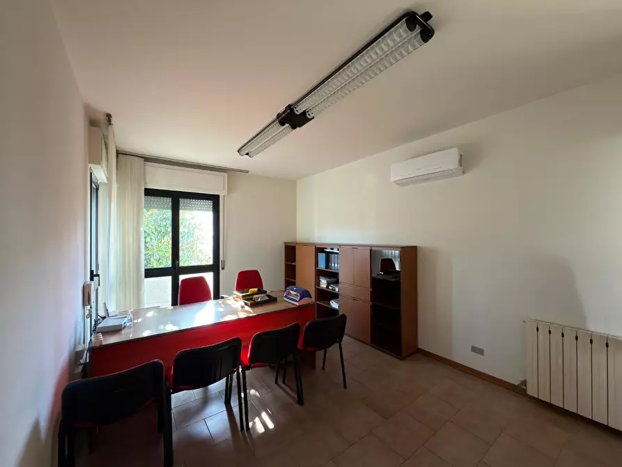 Immagine 3 di Ufficio in affitto  a Lucca
