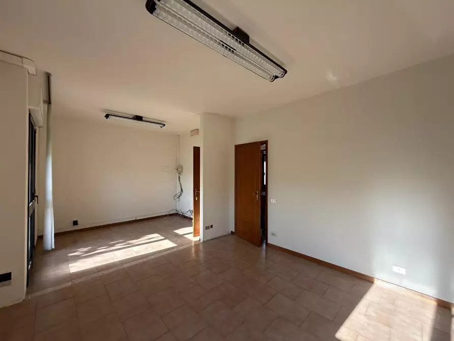 Immagine 10 di Ufficio in affitto  a Lucca