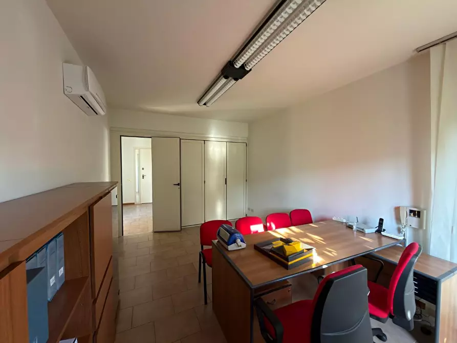 Immagine 2 di Ufficio in affitto  a Lucca