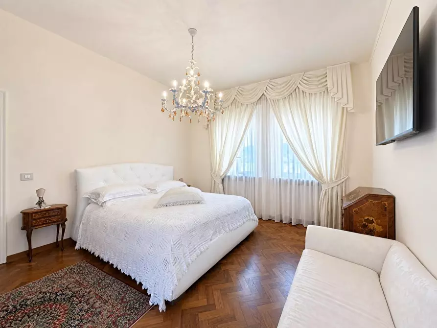 Immagine 27 di Villa in vendita  a Capannori